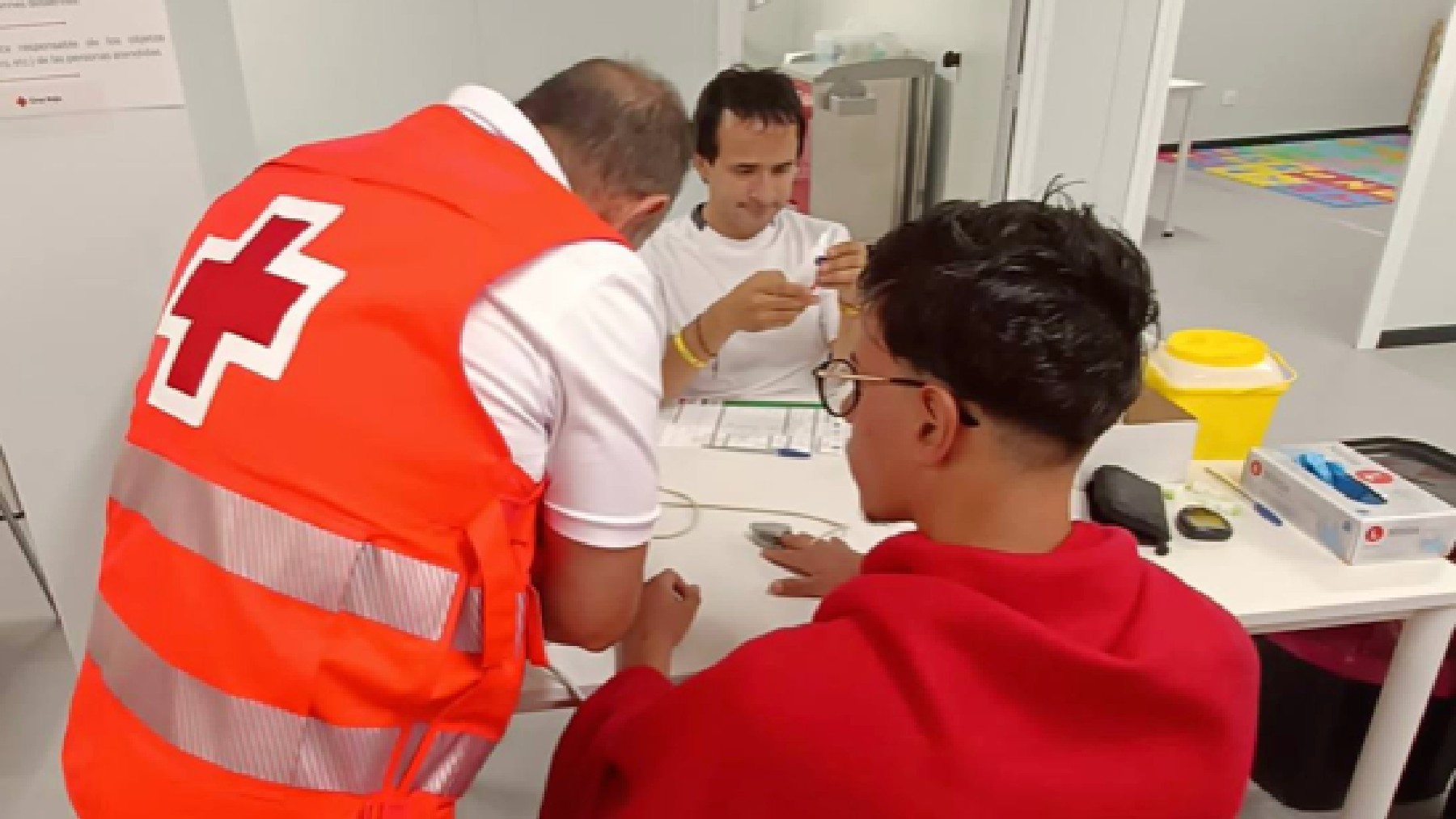 Atención a uno de los inmigrantes llegados este miércoles en pateras a Alicante por parte de Cruz Roja.