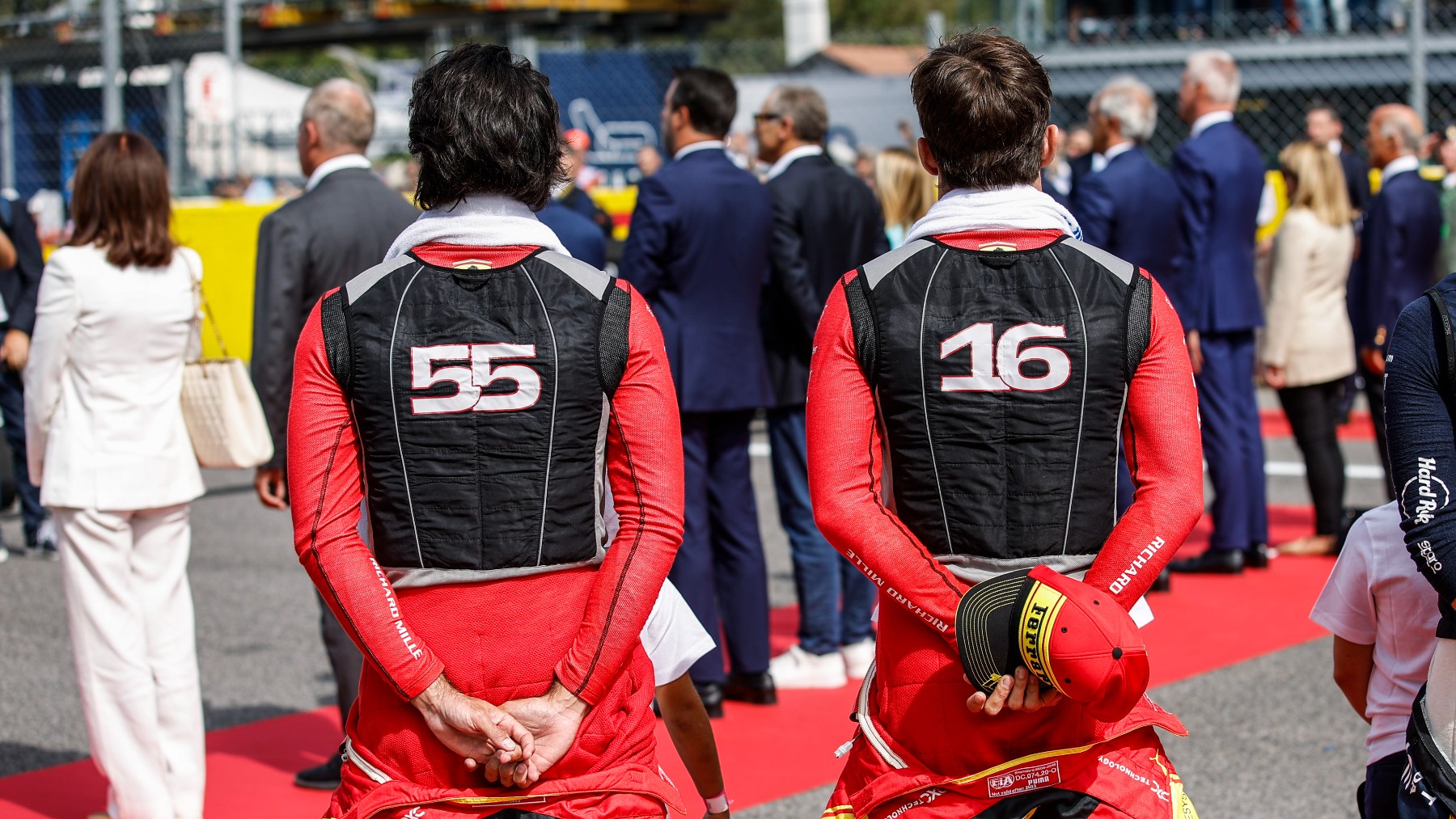 Sainz y Leclerc antes de una carrera. (Europa Press)