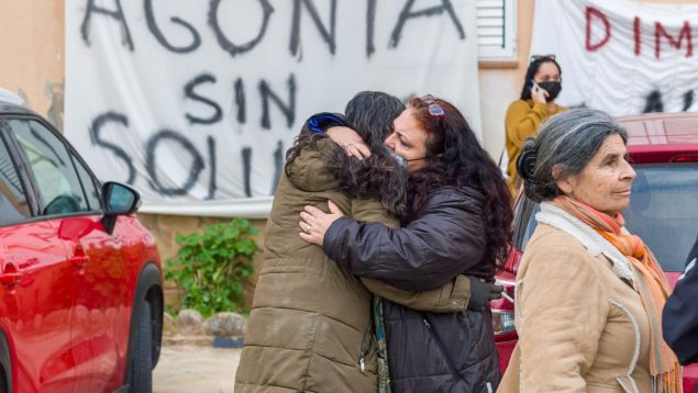 Dos mujeres se abrazan tras el desalojamiento forzoso de los Don Pepe. (Europa Press)