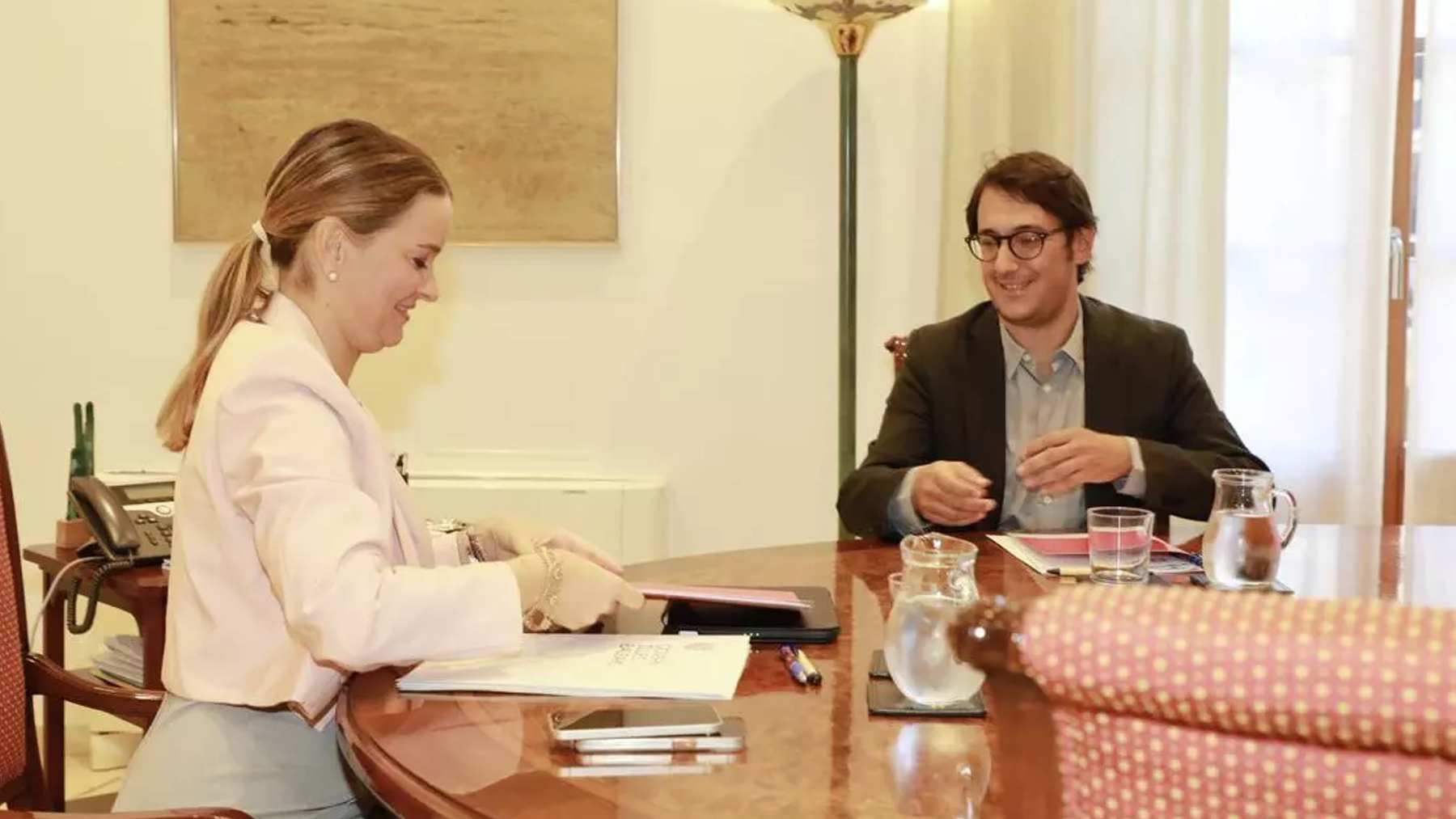 La presidenta del Govern, Marga Prohens, con el portavoz socialista en el Parlament, Iago Negueruela.