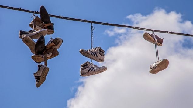 El significado de las zapatillas colgadas en los cables de algunas ciudades