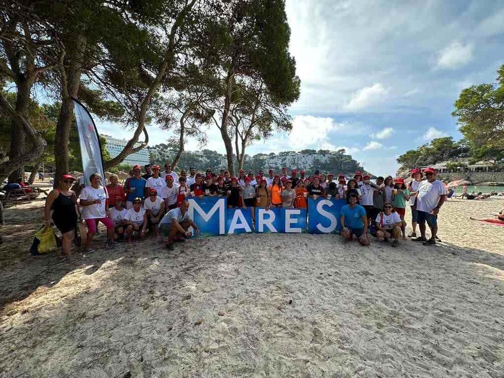 Voluntarios del proyecto Mares Circulares en Cala Galdana. MARES CIRCULARES