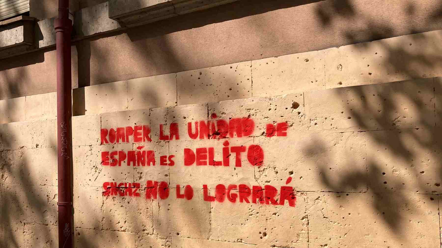 Pintada contra Sánchez en la fachada del instituto Joan Alcover.