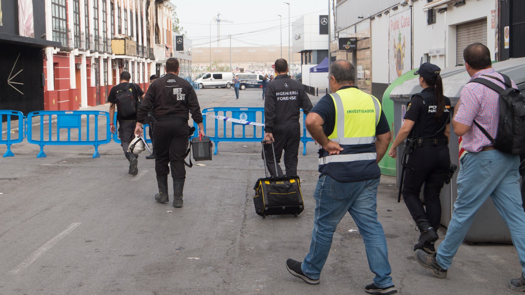 La Policía científica y los forenses acceden a las discotecas Teatre, Golden y Fonda (Foto: Europa Press).