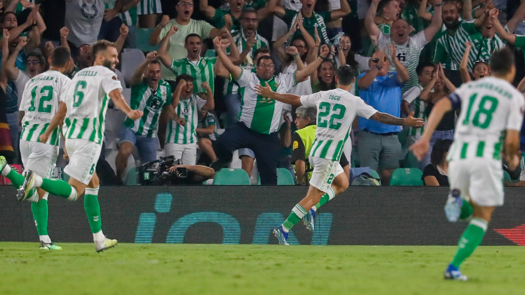 Los jugadores del Betis celebran un gol de Isco. (EFE)