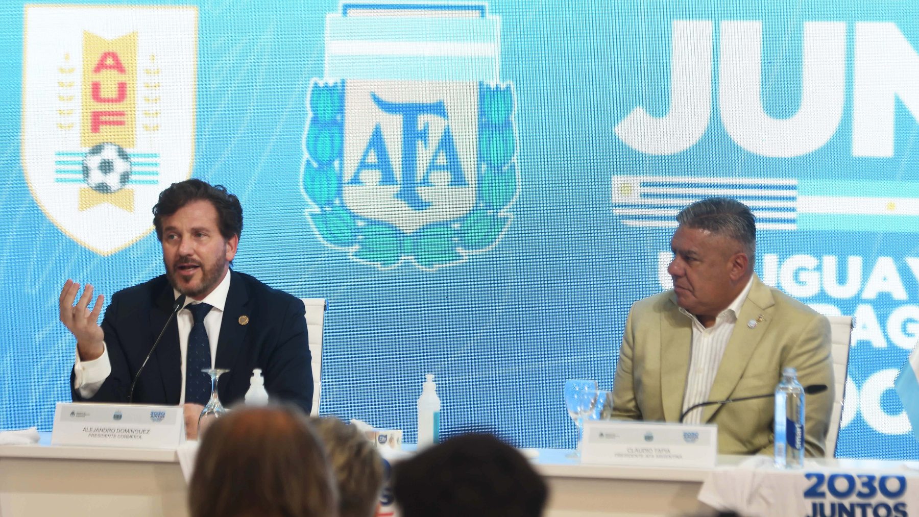 El presidente de CONMEBOL, Alejandro Domínguez, y el de la AFA, Claudio Tapia. (Europa Press)