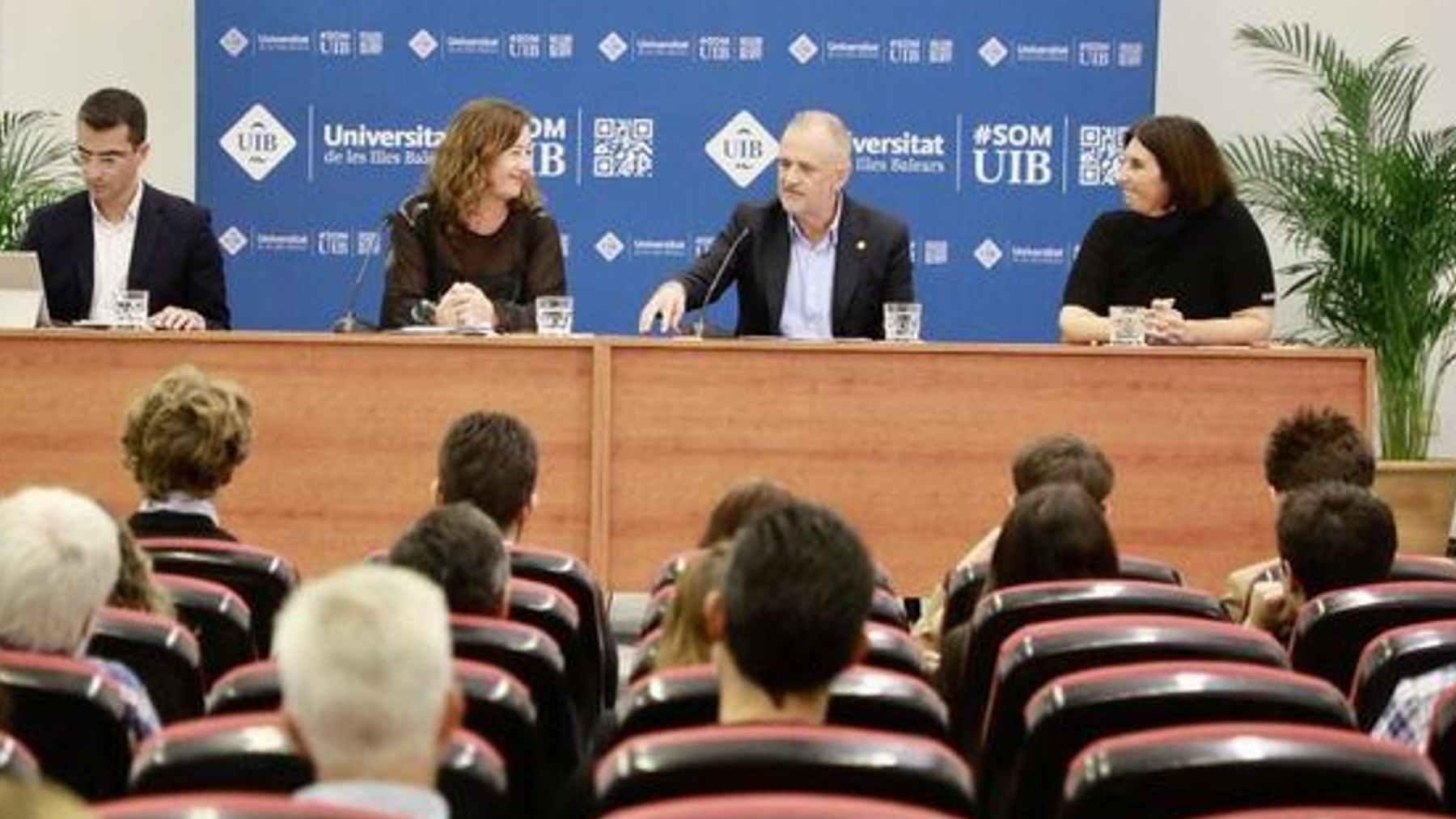 La ex presidenta del Govern, Francina Armengol y el rector de la UIB, Jaume Carot.
