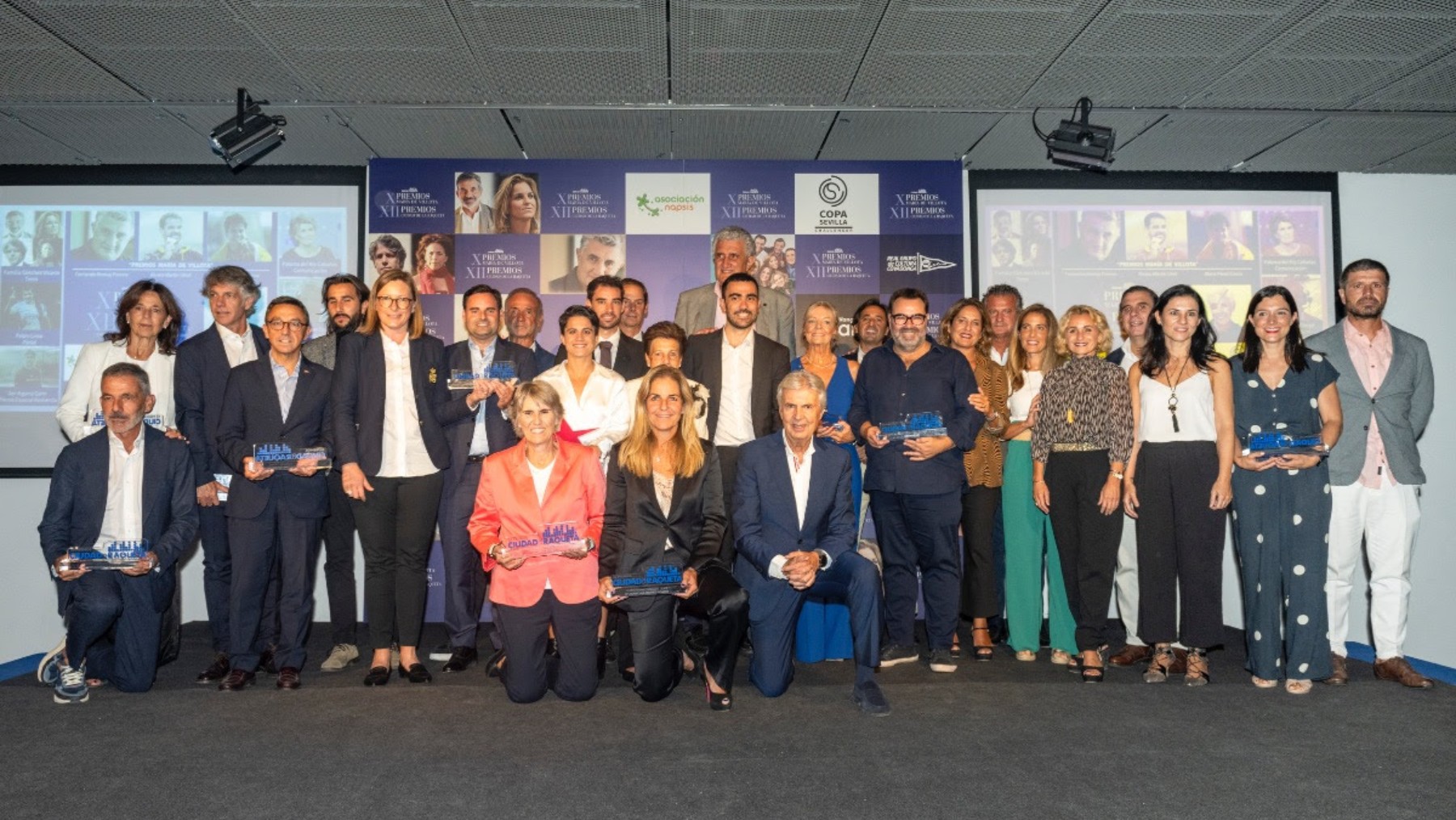 Los premiados lucen con sus premios en la Ciudad de la Raqueta