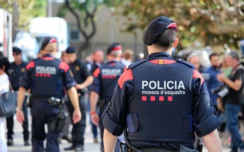 Mossos d’Esquadra en tareas de control.