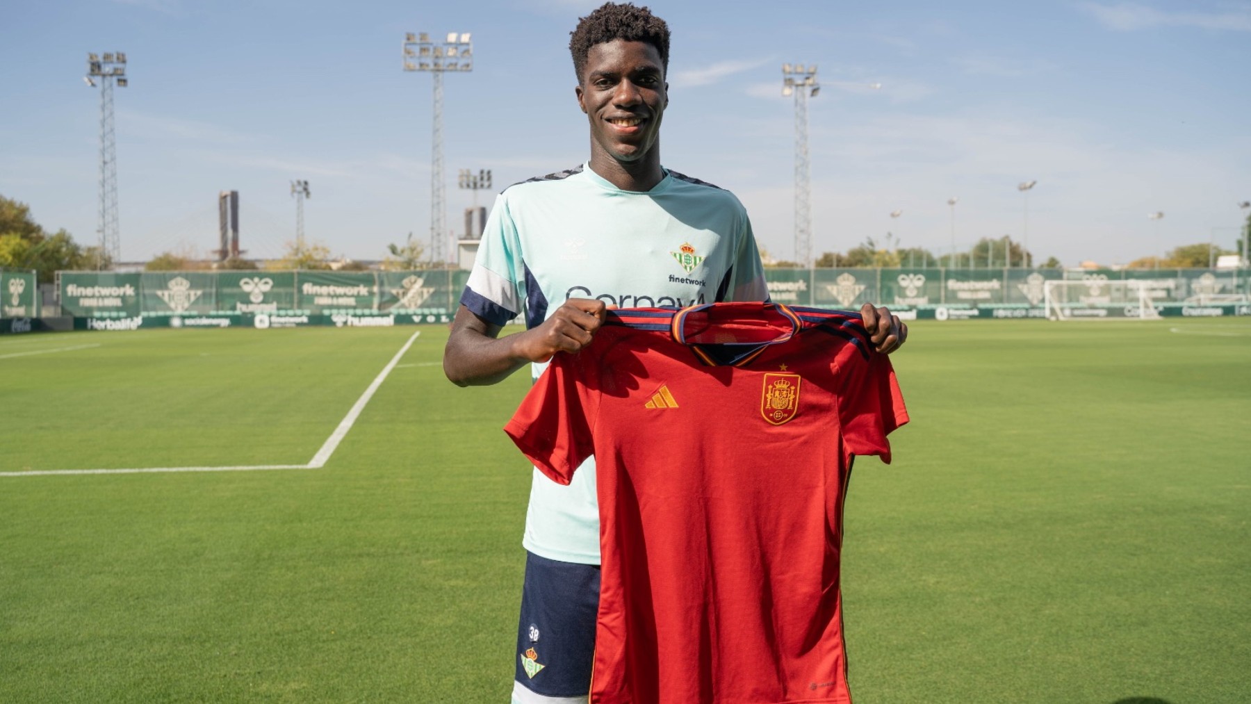 Assane Diao posa con la camiseta de la selección española (EFE)