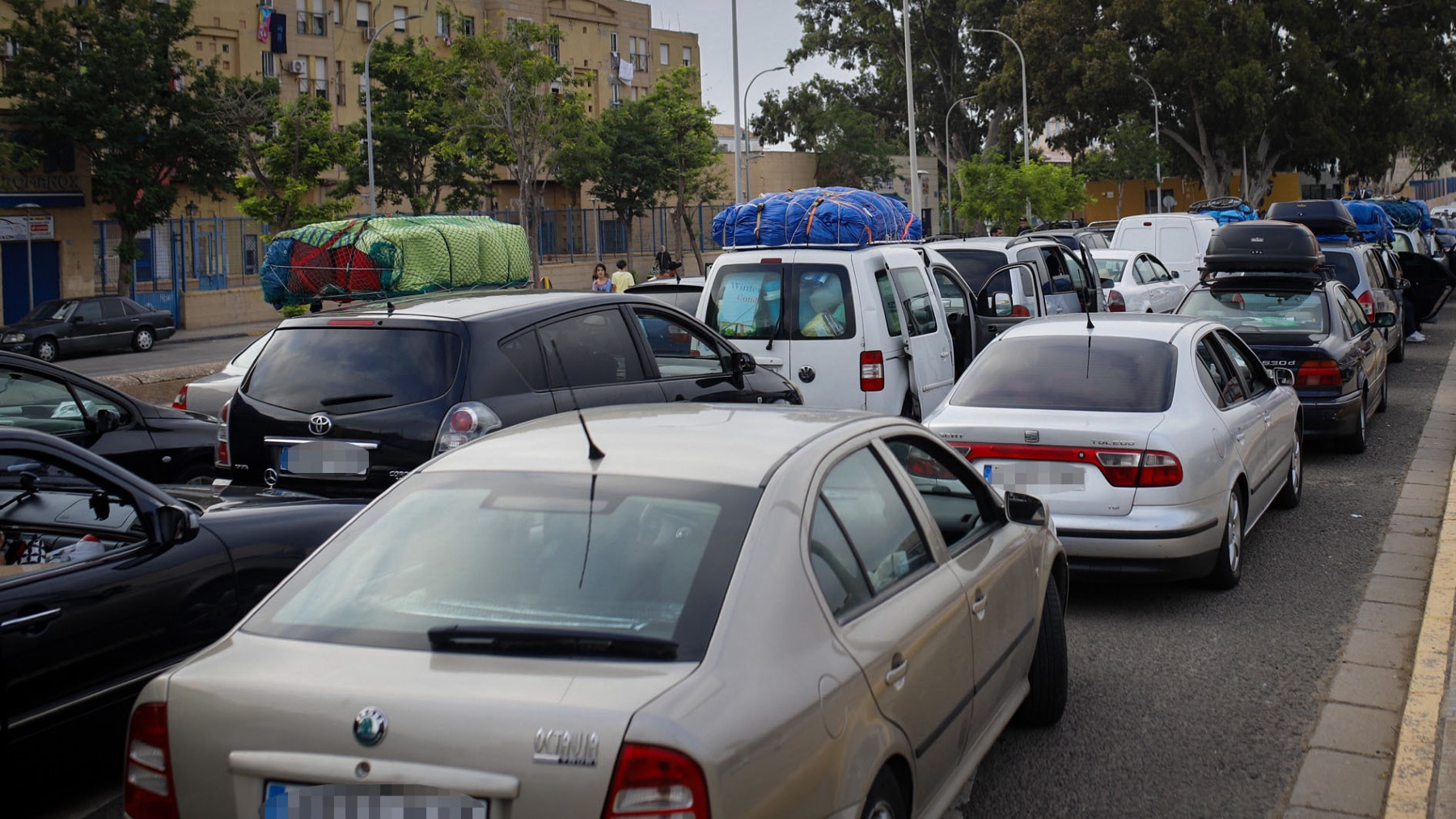 Varios vehículos cruzan la ciudad de Melilla en el paso fronterizo de Beni Enzar durante la OPE 2023 (EUROPA PRESS).