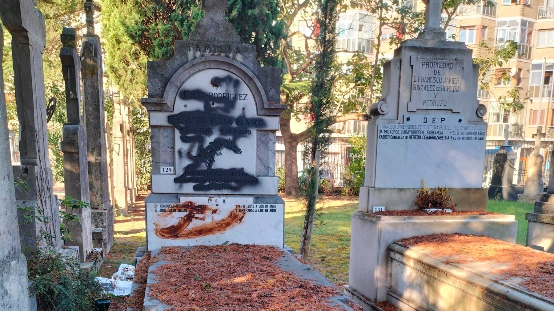 La tumba vandalizada de Fernando Buesa. (Foto: EP)