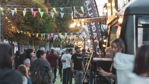 Come bien y escucha música en directo en el Ebro Food Trucks durante las Fiestas del Pilar en Zaragoza