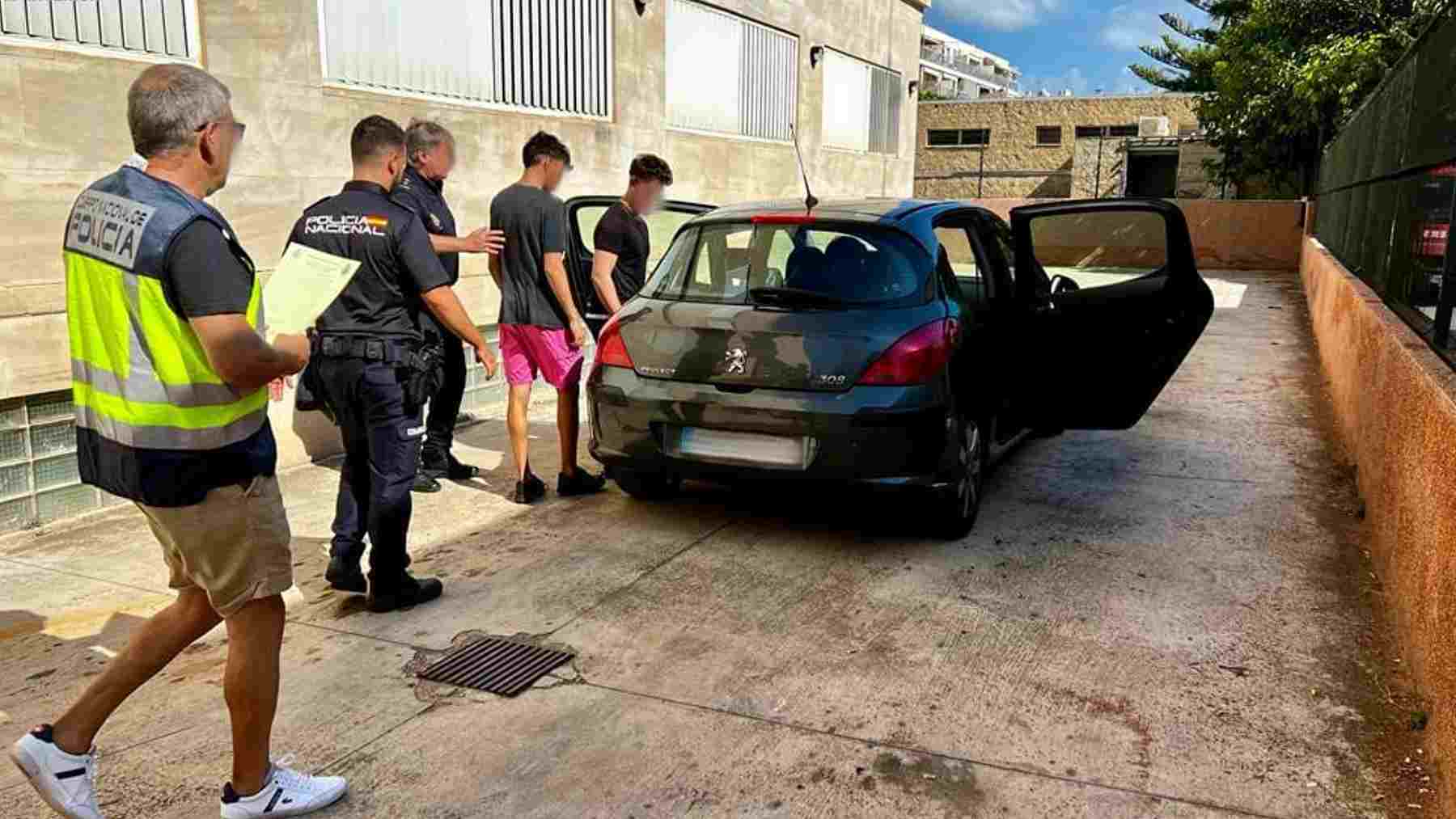 Algunos de los familiares detenidos por la Policía Nacional.