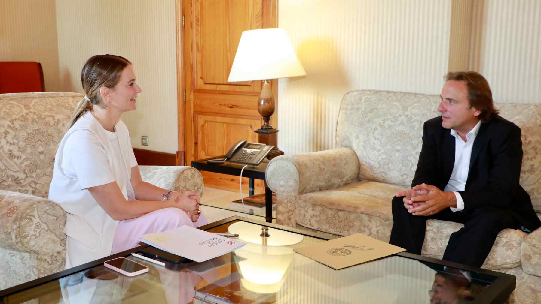 La presidenta del Govern, Marga Prohens, con el portavoz de la OCB, Joan Miralles.