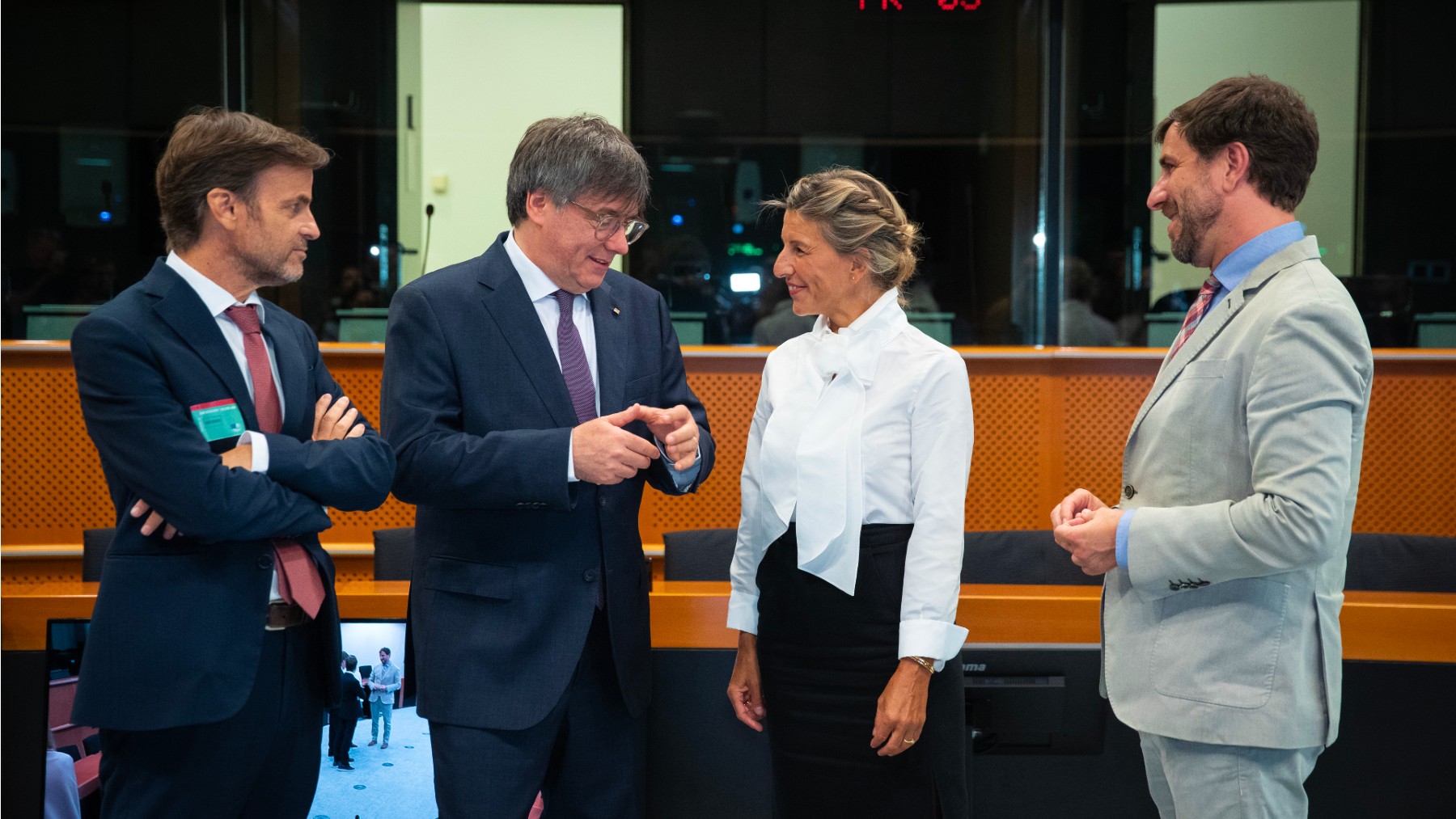 Yolanda Díaz y Carles Puigdemont, en la reunión de Bruselas. (Foto: EP)