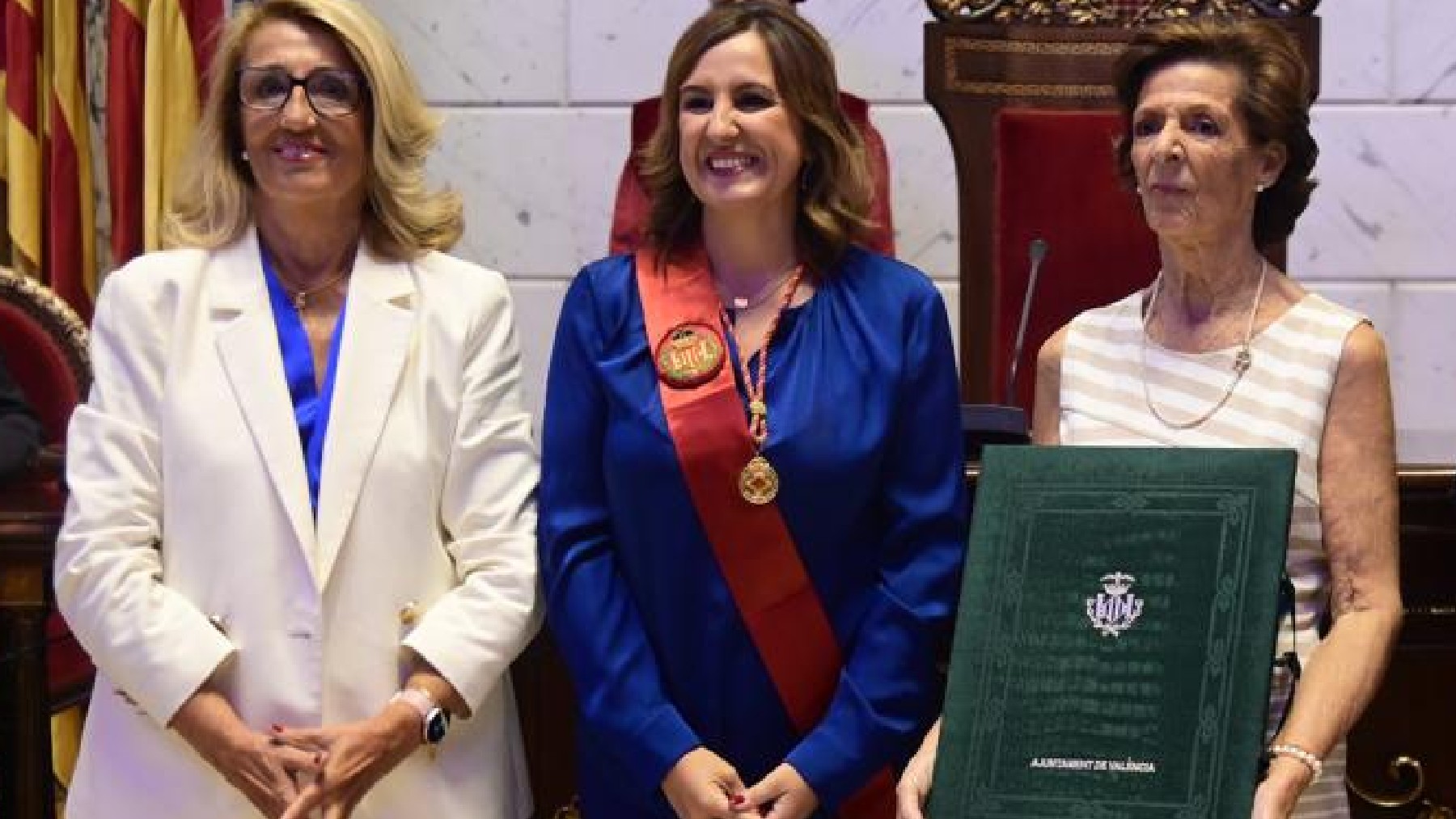 La alcaldesa de Valencia María José Catalá, en el centro, con las hermanas de Rita Barberá, este viernes.
