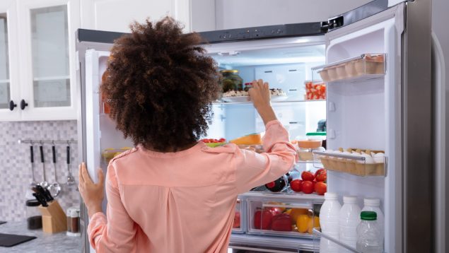 mujer abriendo frigorífico