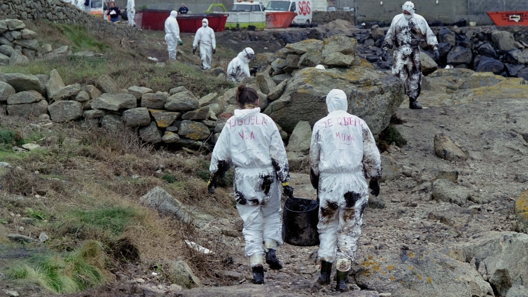 Voluntarios del Prestige en una imagen de archivo (Foto: Europa Press).