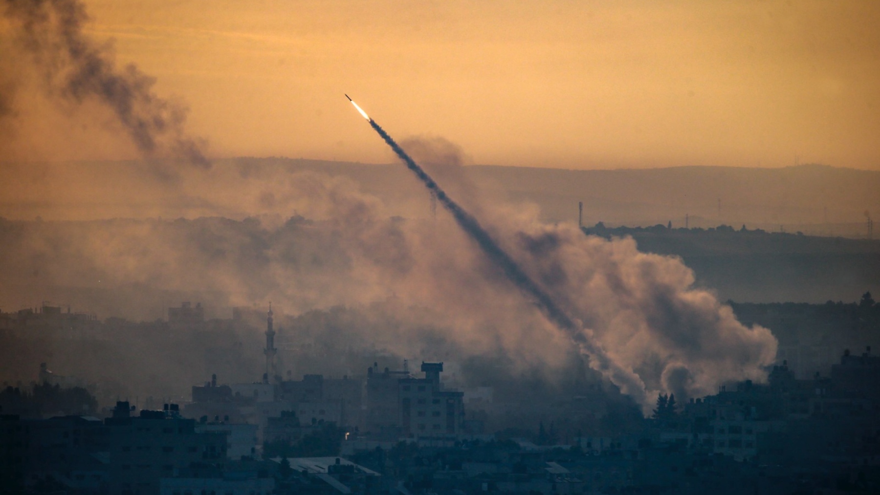 Un misil lanzado este sábado por los terroristas de Hamás contra Israel. (Foto: Efe)