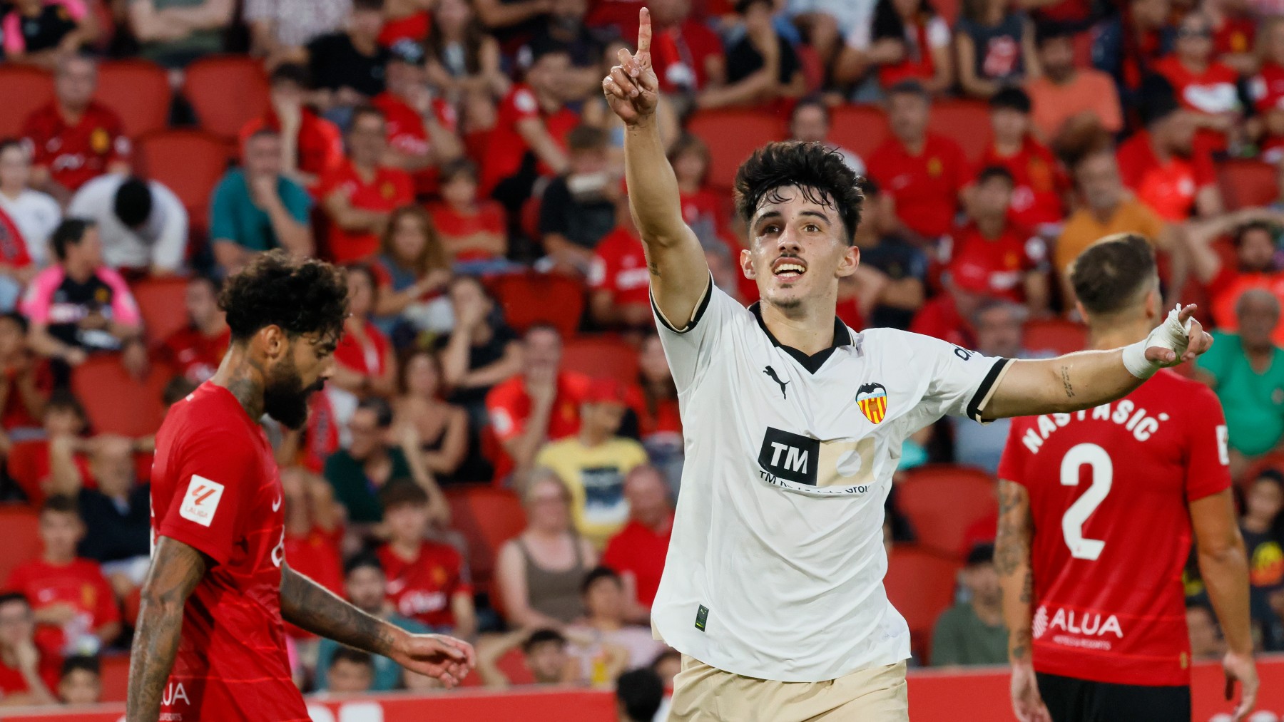 Diego López celebra un gol. (EFE)