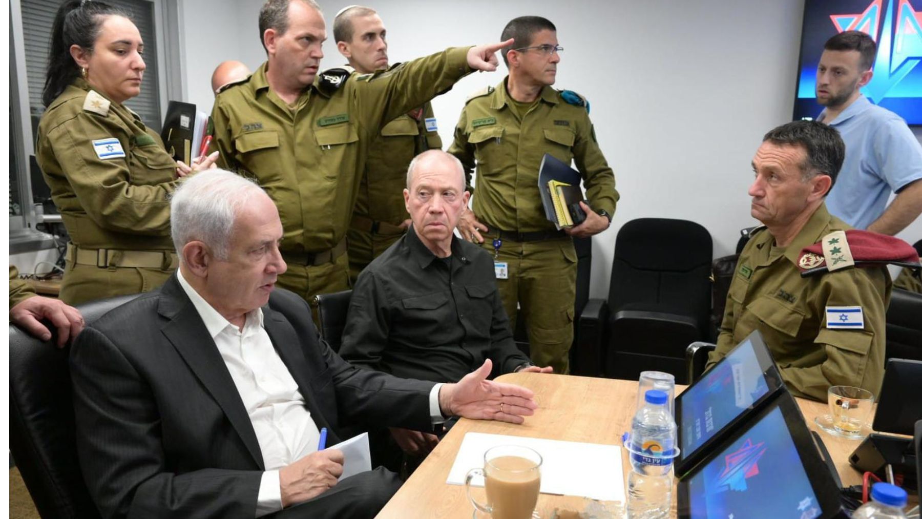 Benjamin Netanyahu con la cúpula militar en Tel Aviv. Foto: EP