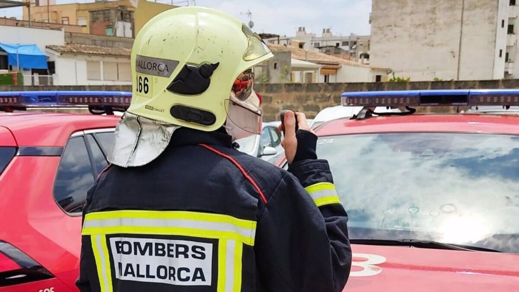 Un bombero de Bomberos de Mallorca, de espaldas.