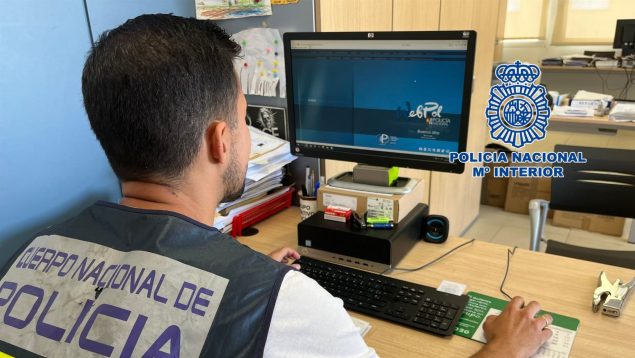 Un agente de la Policía Nacional frente a su ordenador.