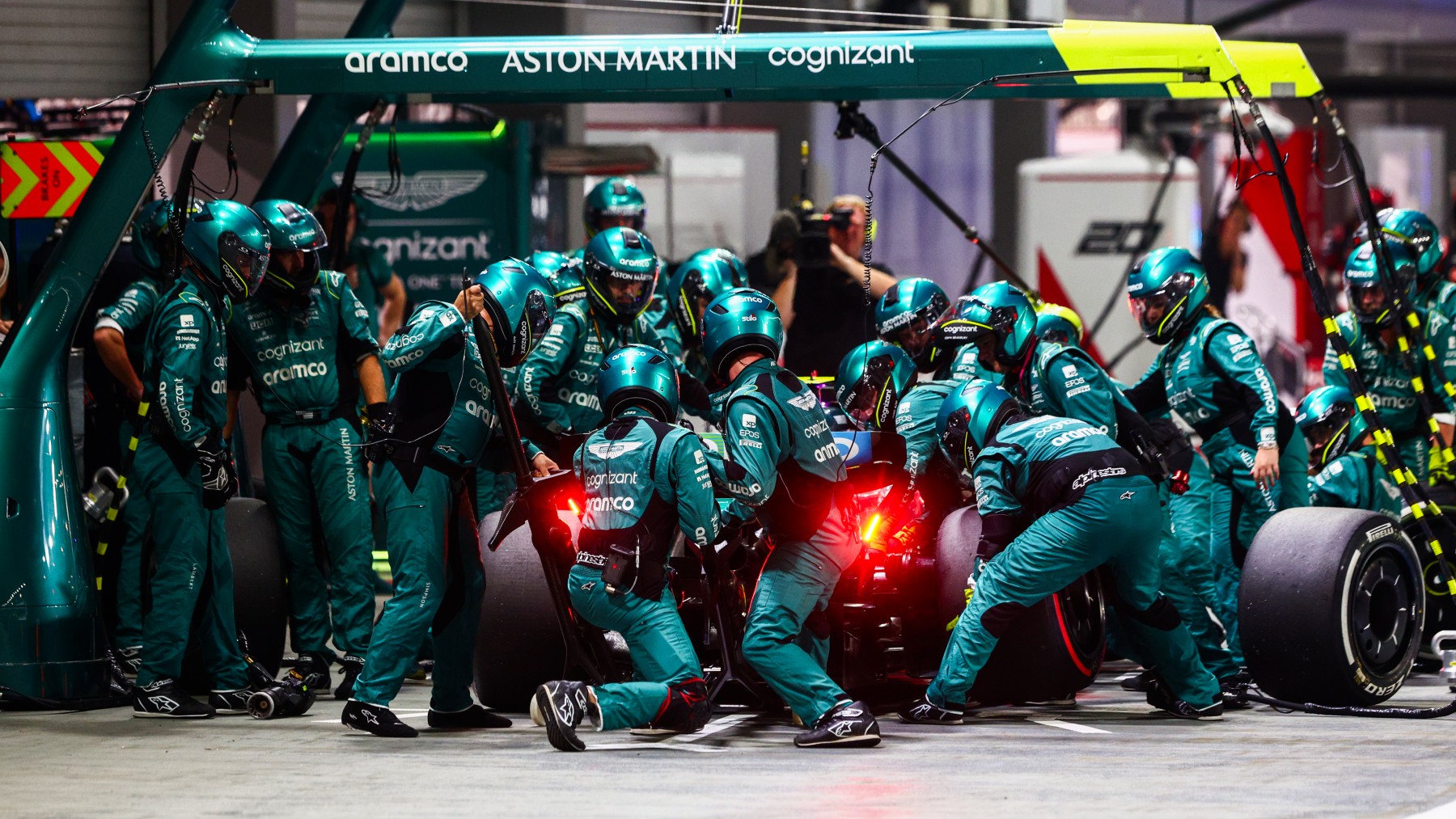 Los mecánicos de Fernando Alonso en Aston Martin, en un paso por boxes. (Getty)