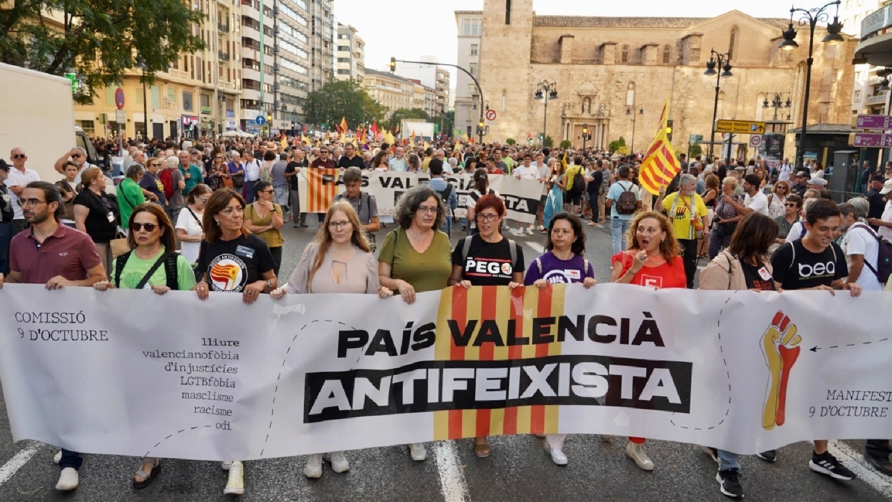 Manifestación de este lunes en Valencia. En el centro, con una camiseta negra, la diputada nacional de Compromís Ägueda Micó.