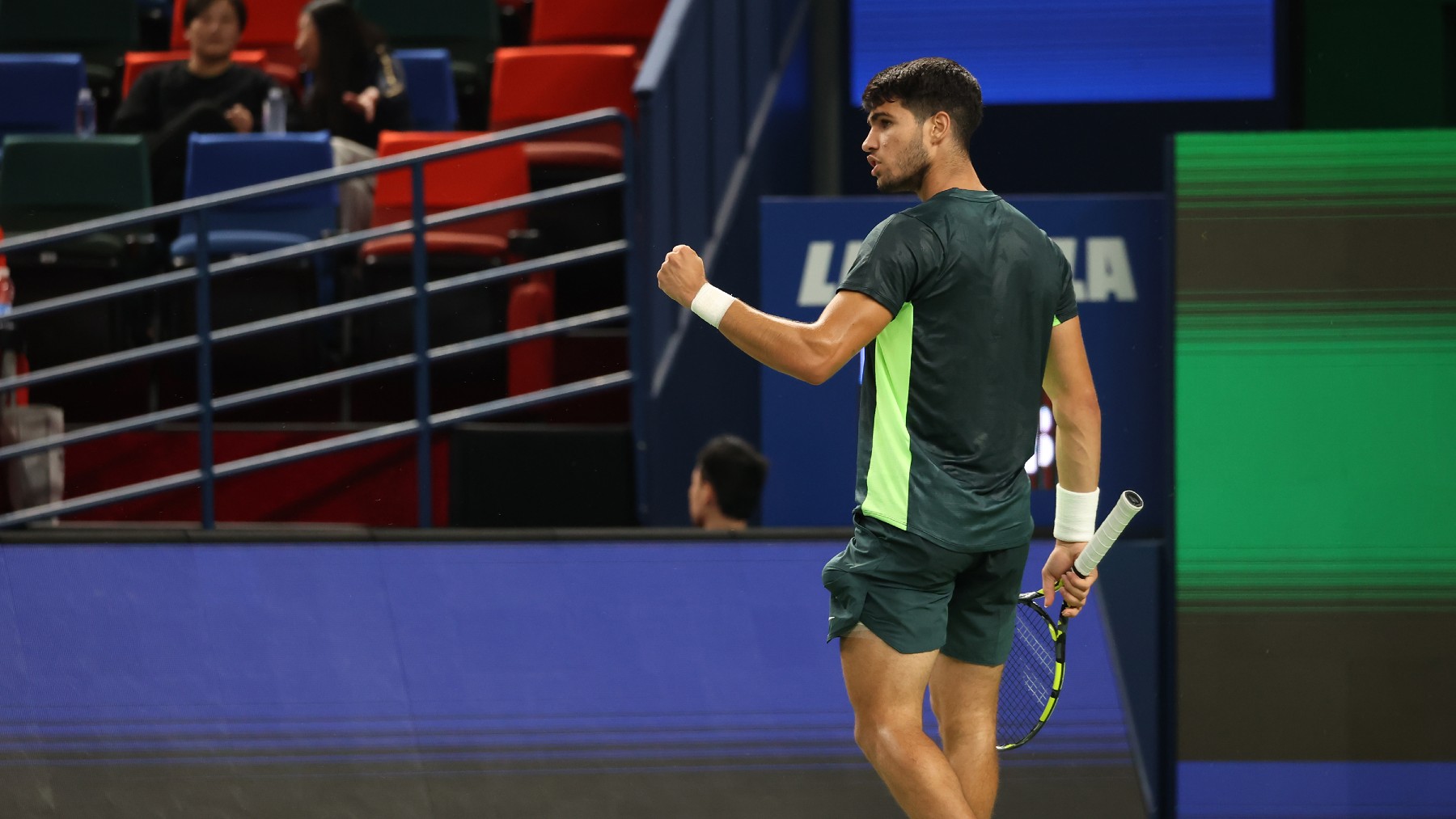 Carlos Alcaraz celebra un punto en el Masters 1000 de Shanghai. (Getty)