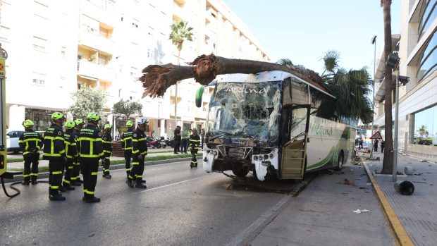 Las víctimas del atropello de autobús en Cádiz: un chico de 17 años, una joven de 19 y una mujer de 60