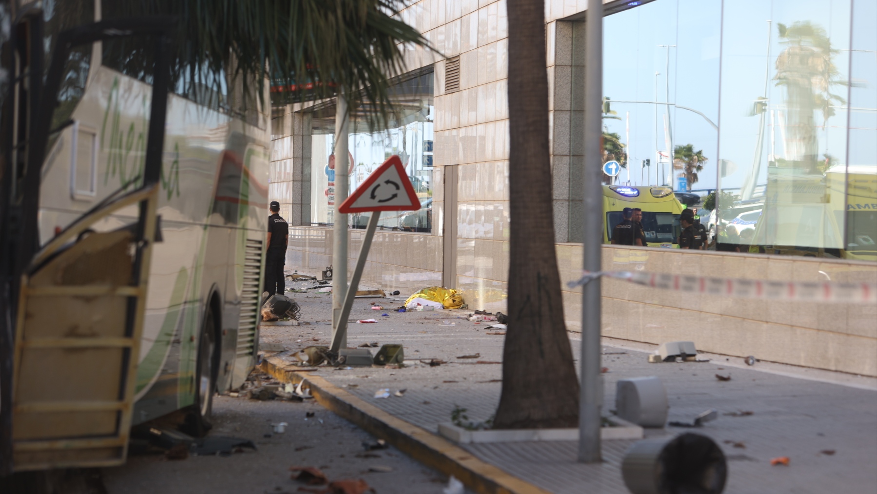Imagen del autobús que ha protagonizado un atropello múltiple en Cádiz con tres fallecidos (EUROPA PRESS).