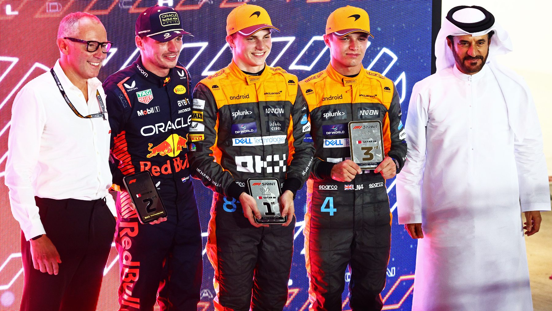 Los presidentes de la FIA y Fórmula 1 posan junto a los tres primeros clasificados en Qatar. (Getty)