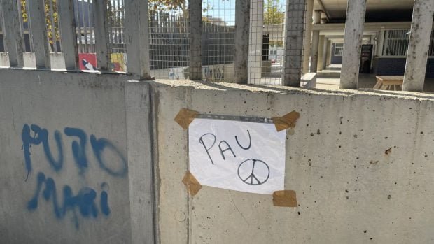 Un pequeño cartel con la palabra "Paz" en la puerta del centro. 