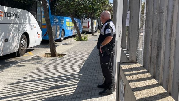 Un vigilante de seguridad en la puerta principal del IES La Ribera. 