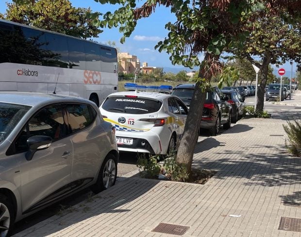 Un coche de Policía Local de Palma custodia las afueras del centro escolar. 