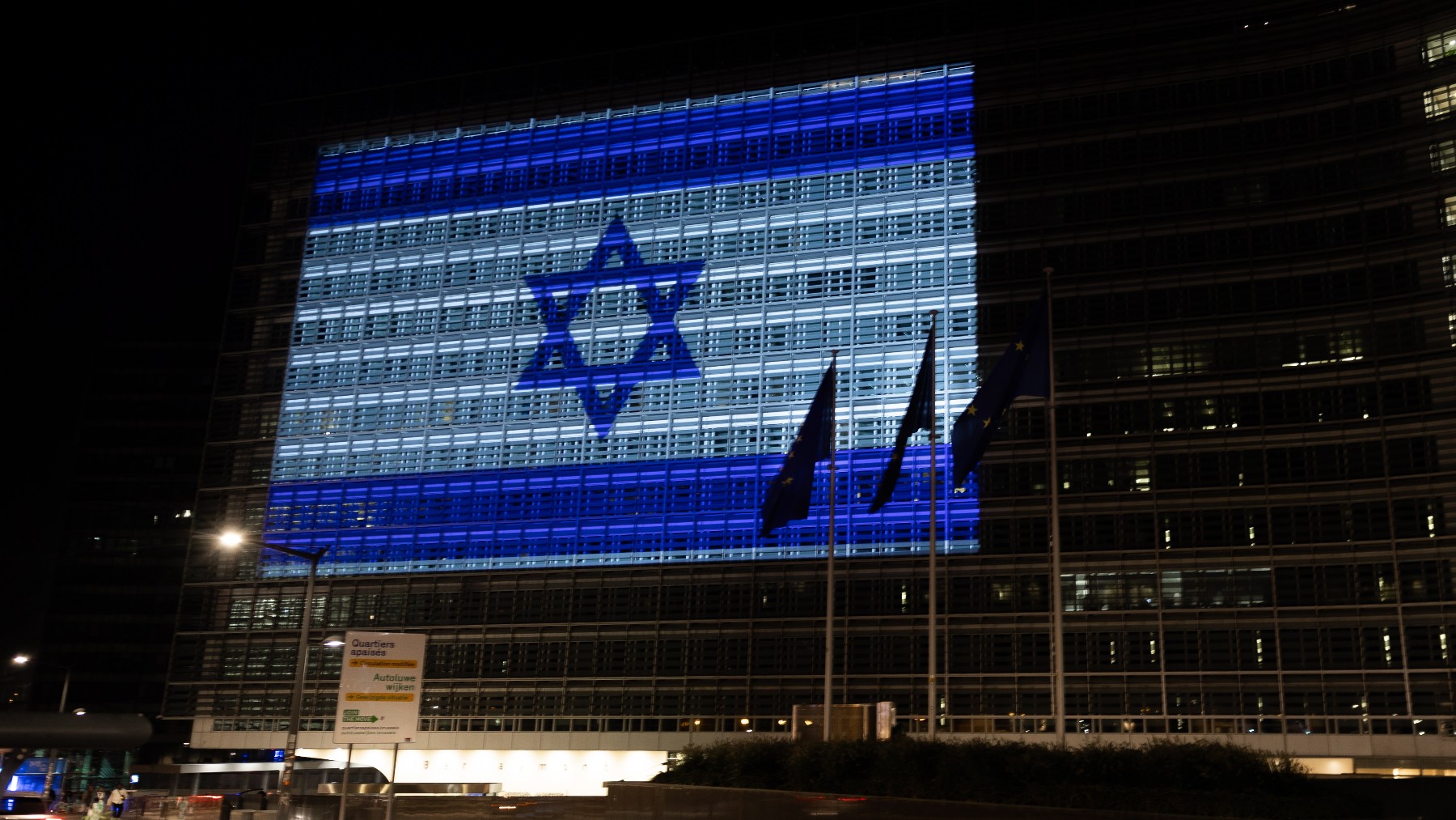 Una bandera de Israel proyectada en un edificio. (Getty)