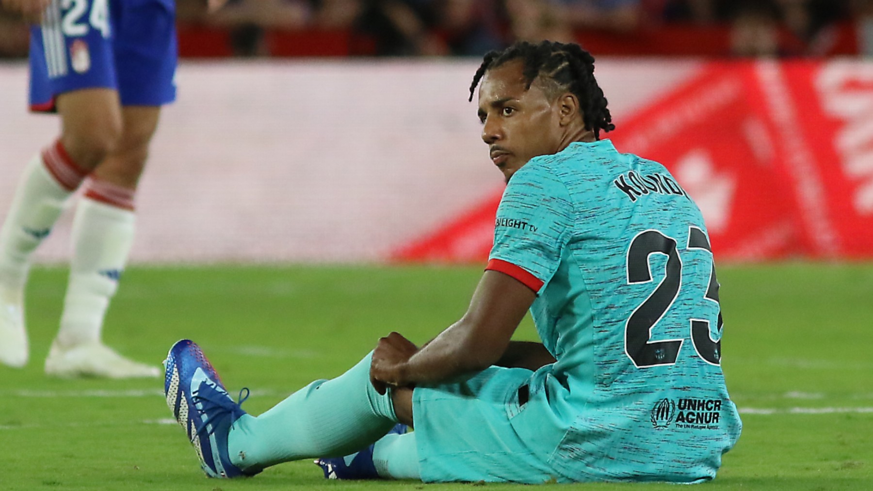 Koundé se queda en el suelo tras sufrir una lesión con el Barcelona (EFE)
