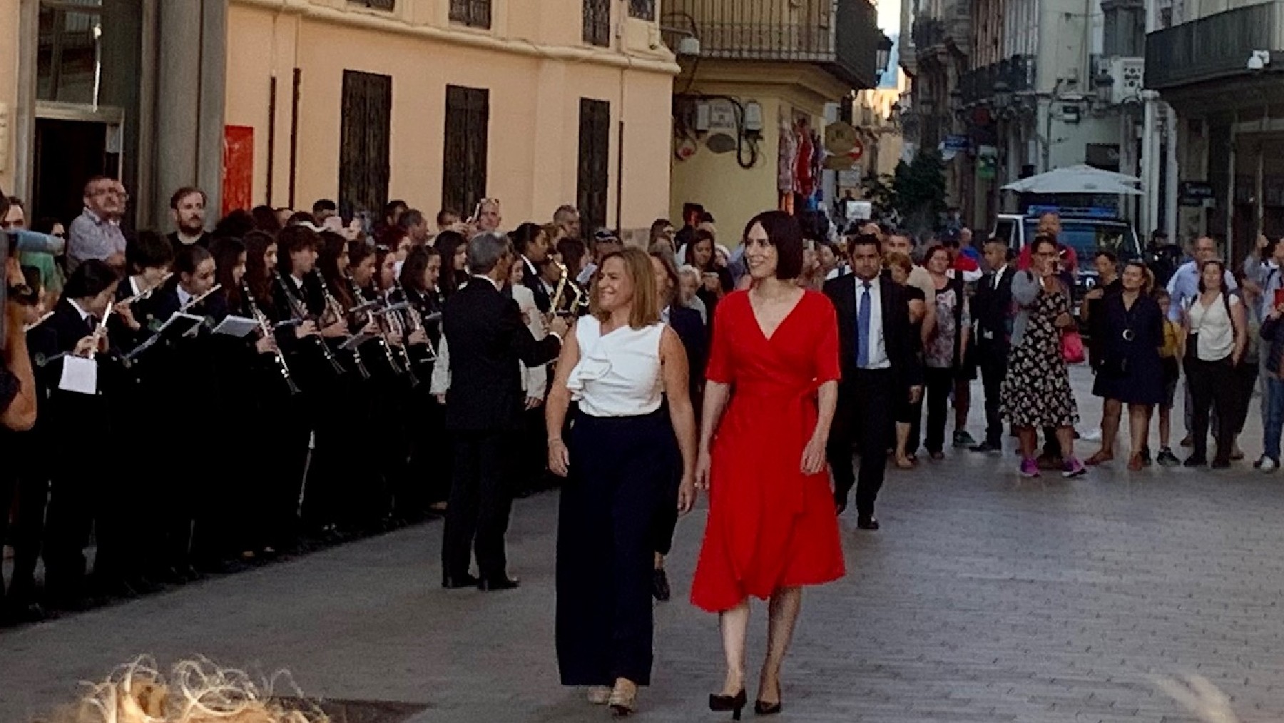 La ministra Diana Morant, de rojo, junto a la delegada del Gobierno en la Comunidad Valenciana Pilar Bernabé, este lunes.