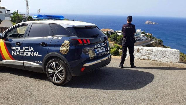 Un agente de la Policía Nacional en la costa de Ibiza.