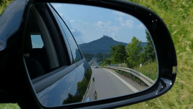 Se acabó no ver por los espejos del coche si llueve: sólo tienes que poner este ingrediente en tu retrovisor