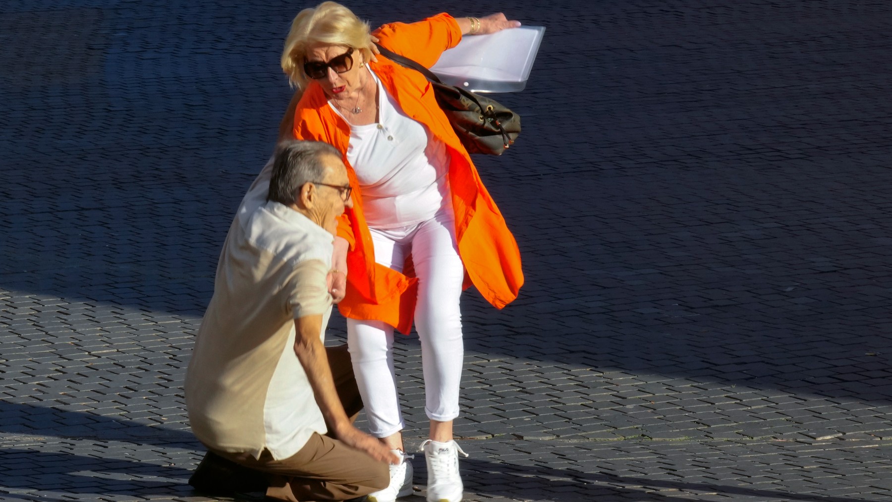 Enríquez Negreira se tropezó a la llegada a la Ciudad de la Justicia de Barcelona. (EFE)