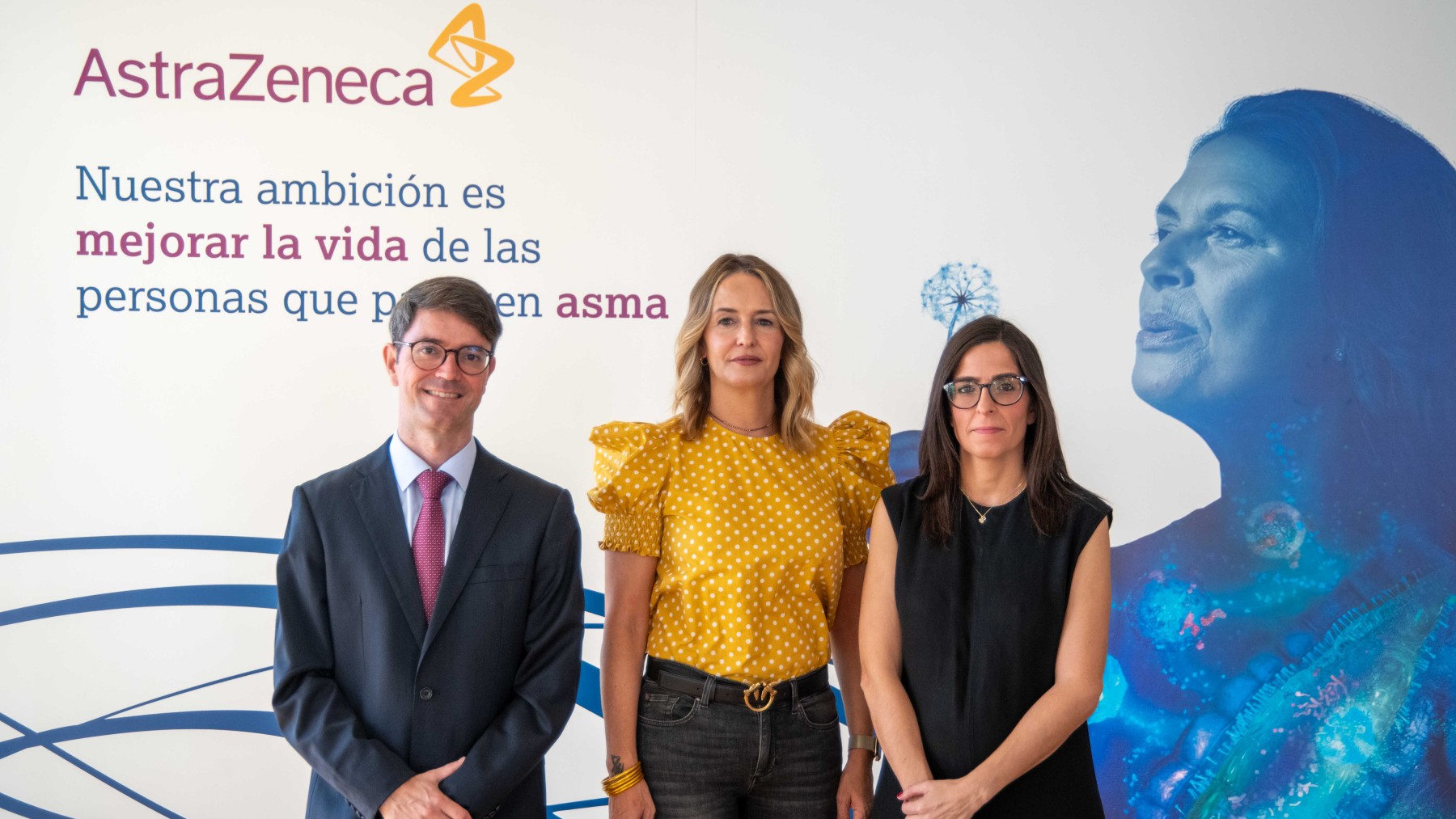 El doctor, Darío Antolín, la directora de Asuntos Corporativos de AstraZeneca, Marta Moreno y la doctora, Andrea Trisán.