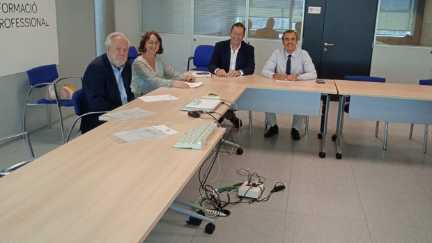 El conseller de Educación, Antonio Vera, con los representantes de Plis y Sociedad Civil Balear. 
