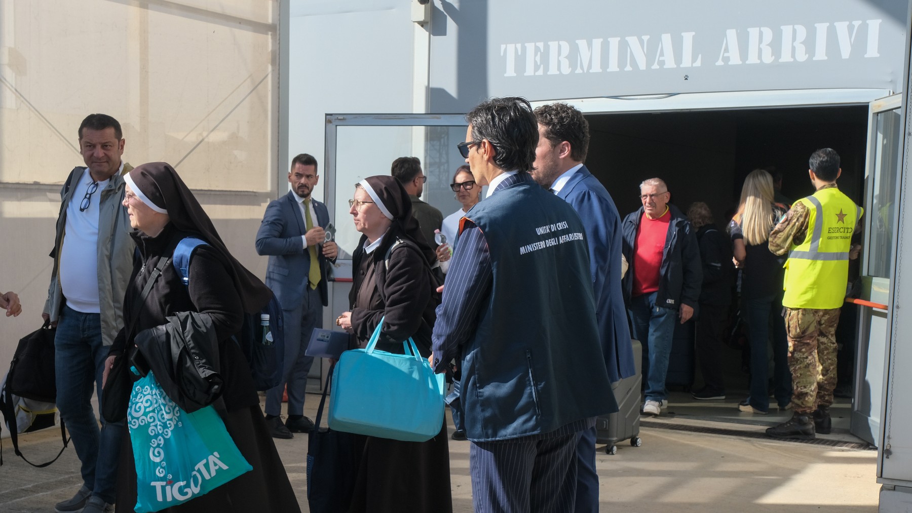 Repatriados italianos llegan este martes al aeropuerto militar de Pratica di Mare desde Israel (Foto: Mauro Scrobogna / LaPresse vía ZUM / DPA)