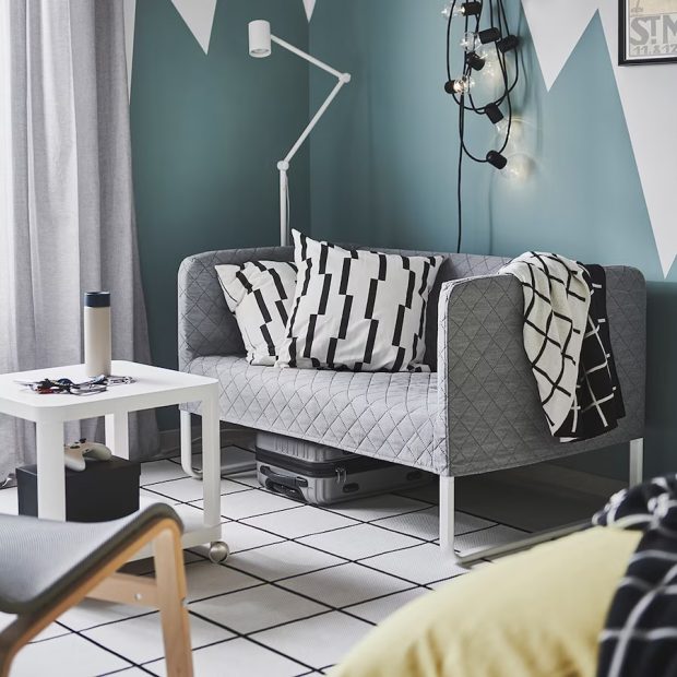 Olvídate de los problemas de espacio con este sofá de Ikea que es perfecto para los pisos más pequeños