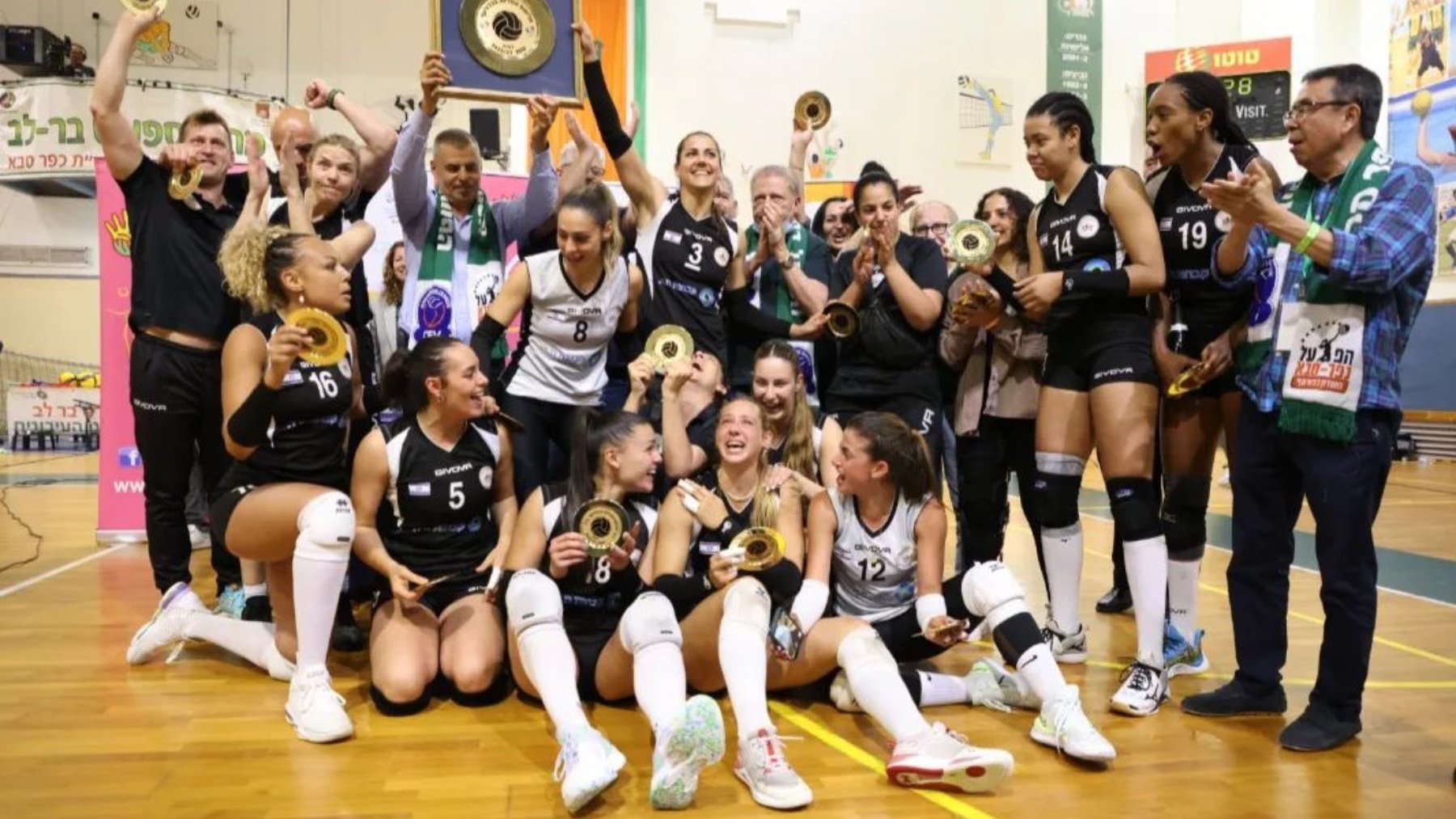 Las campeonas de Israel celebrando su título. (@hapoelkfarsabavbc)