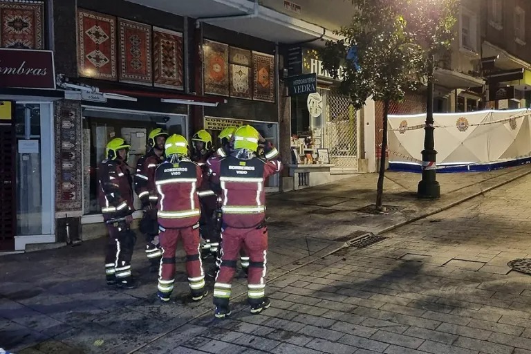 La Policía Científica inspecciona el edificio del incendio que se ha cobrado cuatro muertos en Vigo