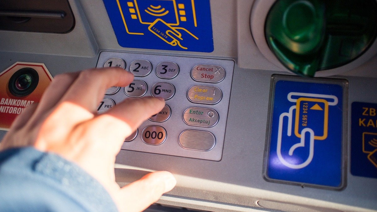 Adiós a sacar dinero como hasta ahora en los cajeros automáticos: el cambio que ya está en España